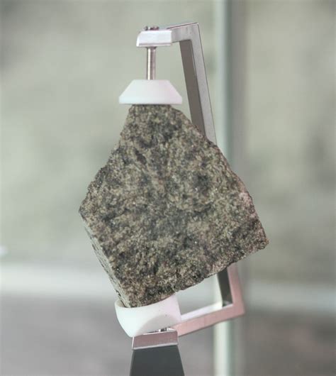 how are lunar rocks similar to earth rocks